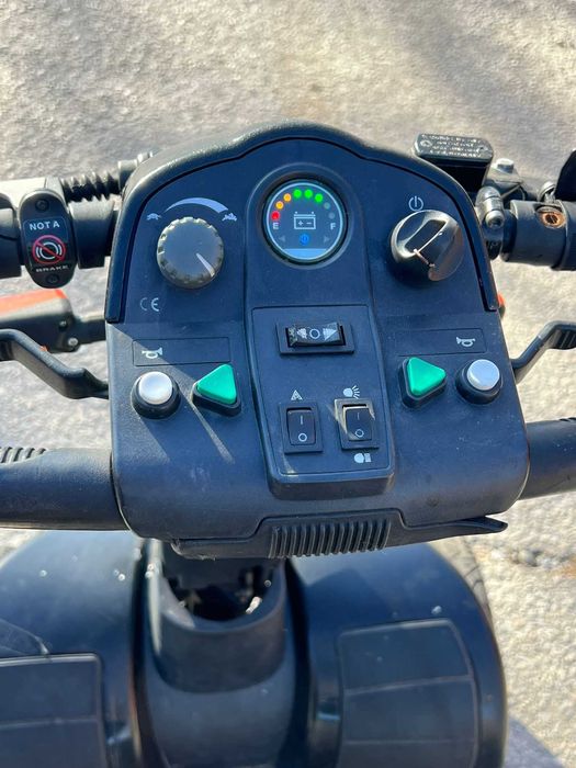 Електрически скутер за трудно подвижни хора или инвалиди