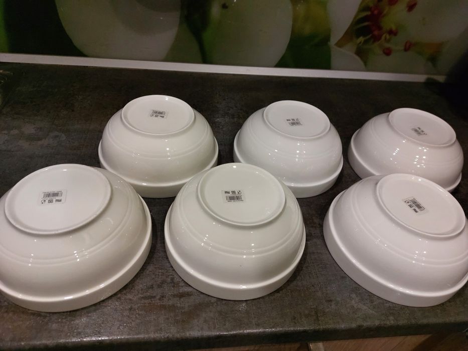 9 евро, за 6 броя големи купи,  по 1, 2 литра вместимост,  с етикет