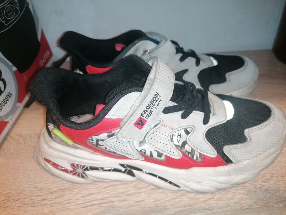 Обувь разная для мальчиков и девочки