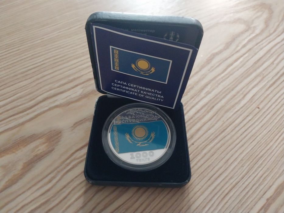 Монета 10 лет тенге (флаг)