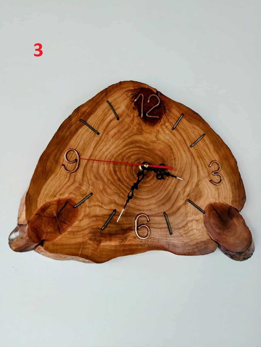 Дървен стенен часовник