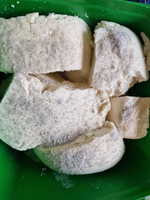 Vnd brânză de vaci bună pusă în zer cu sare cantitate 70kg pusă în găl