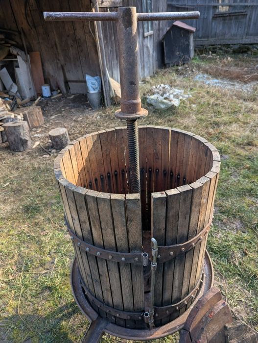 Teasc lemn masiv  puțin folosit