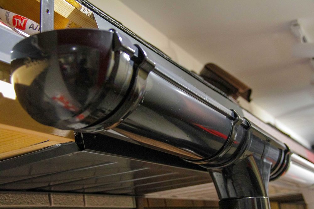 Водосток Дёке цвет Карбон. Сайдинг, гибкая черепица, софиты.