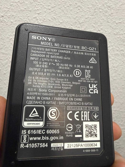 Original Sony zaryadchik sotiladi ( Charger for sony NP-FZ100 )