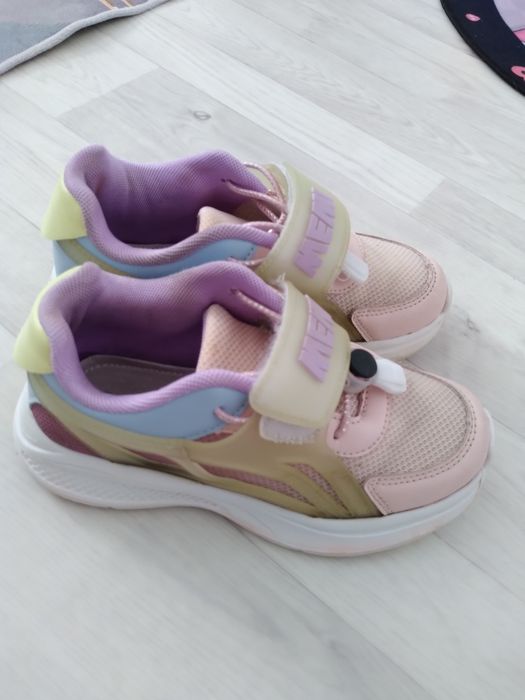 Продам кросовки для девочки