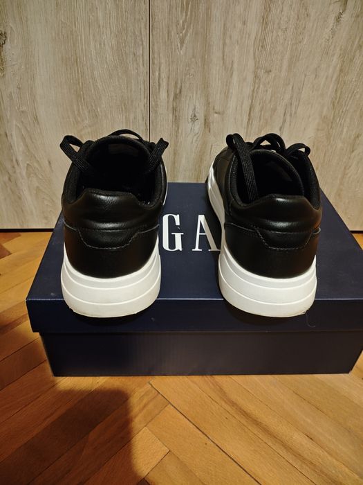 Спортно елегантни обувки  GAP 28.5 см стелка в идеално състояние