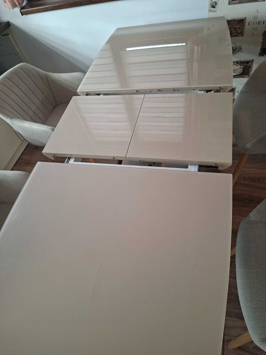 Vând masa de bucatarie  extensibila cu blat de sticla