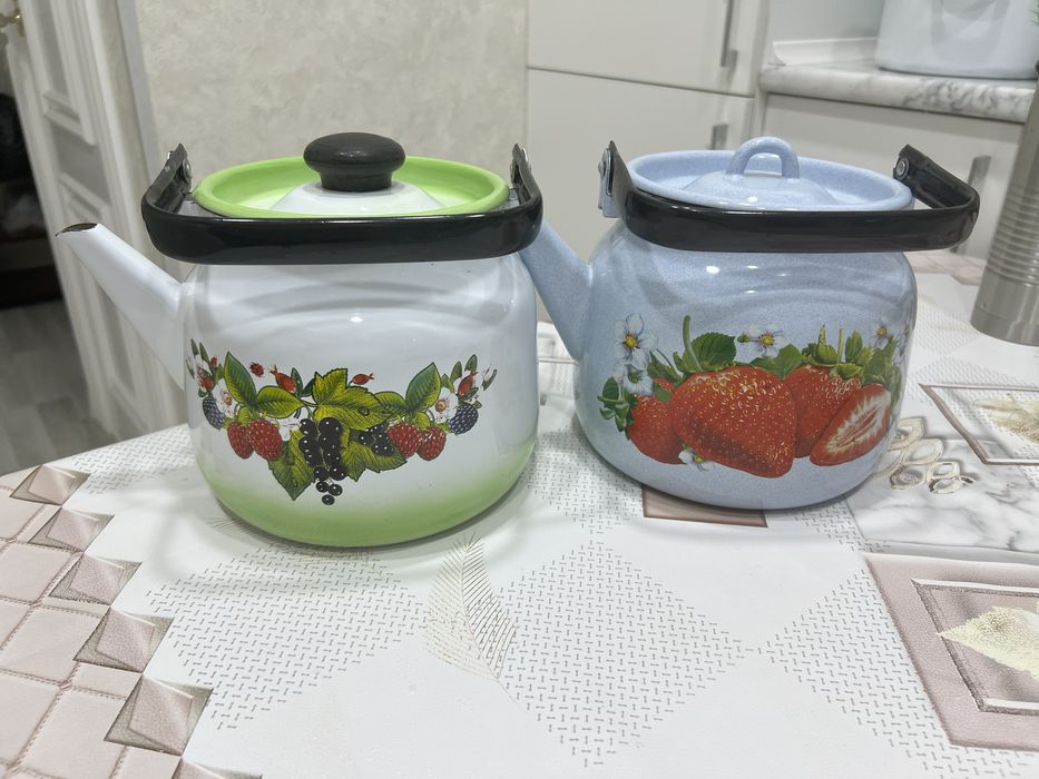 Эмалированный голубой чайник б\у  50 тыс