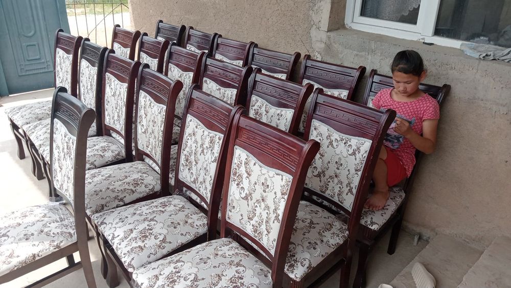 Әдемі орындықтар.