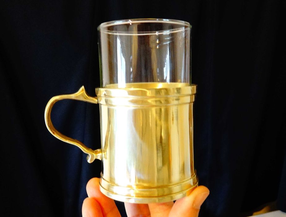 Масивни бронзови чаши плюс стъклени чаши.