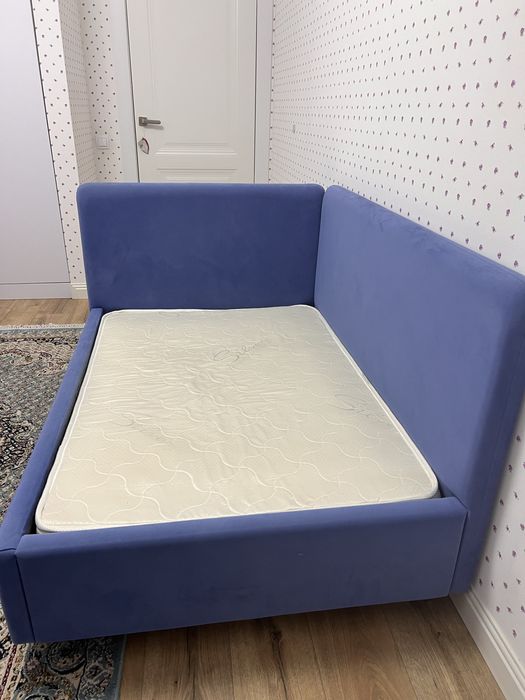 Кровать с мягкой спинкой