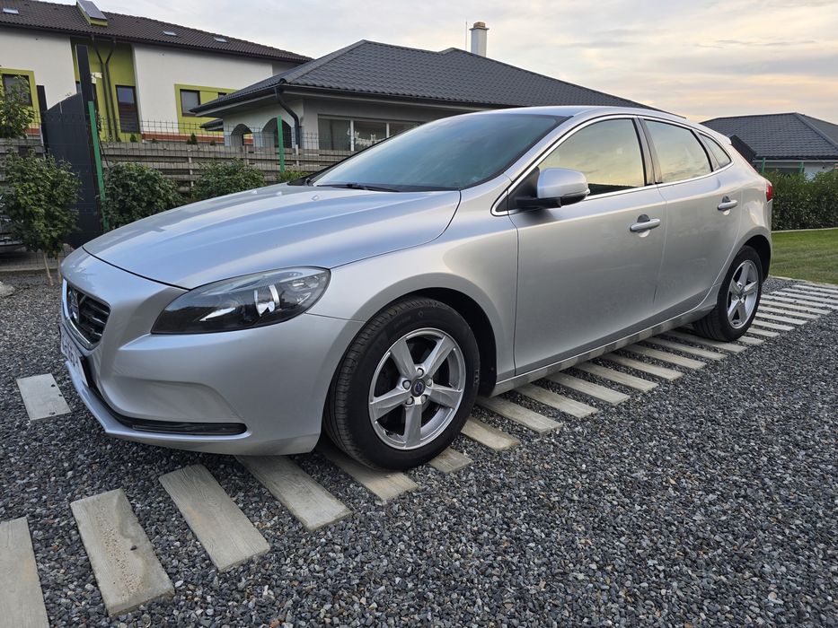 VOLVO V40 2016