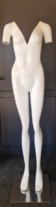 Женски невидим манекен за снимки