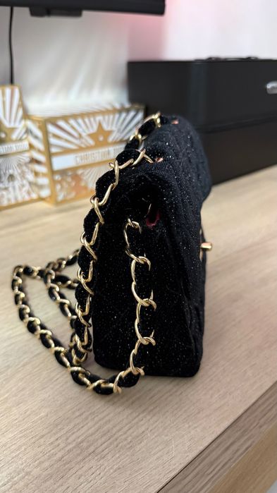 Chanel чанта черна с златни елементи