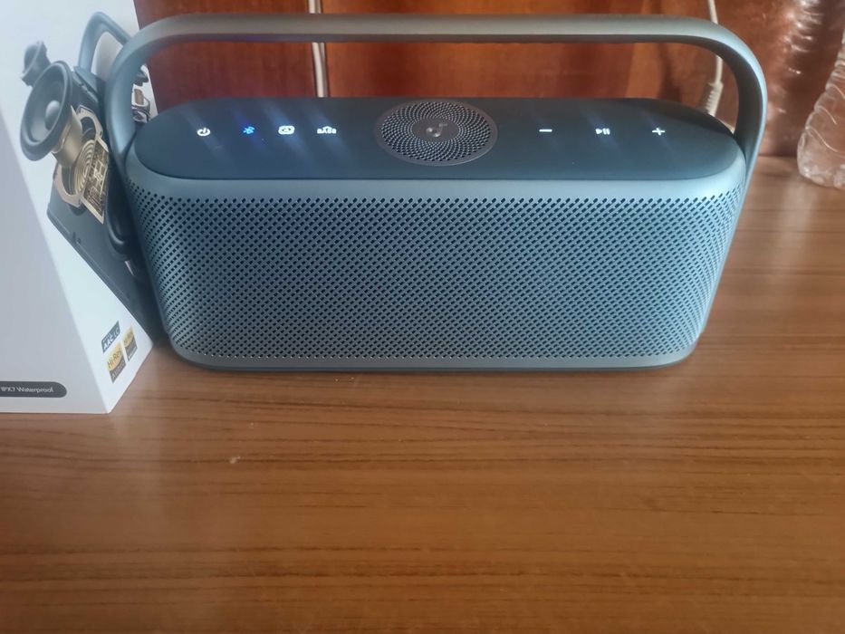 Продавам безжична Bluetooth тонколона Soundcore Motion X600 в отлично техническо и визуално състояние.