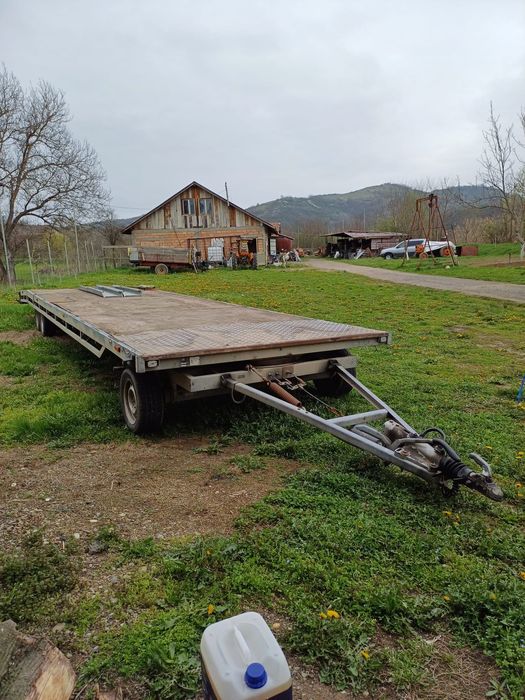 Trailer cu axa viratoare