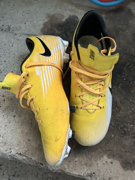 Ghete de fotbal marimea 39