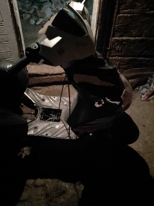 Vând scuter kewais defect carburatorul și o mobra nu are carburatorul