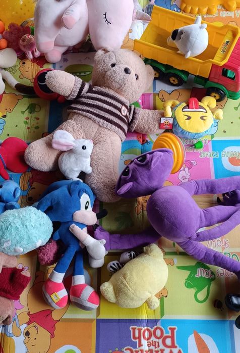 Детский столик и мягкие игрушки