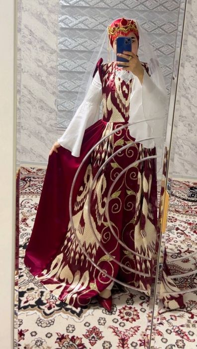 Qimmatbaho atlas mstosi judayam bejirim tikilgan