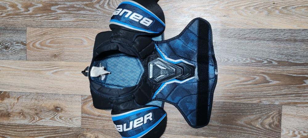 Продаётся хоккейный нагрудник есть торг