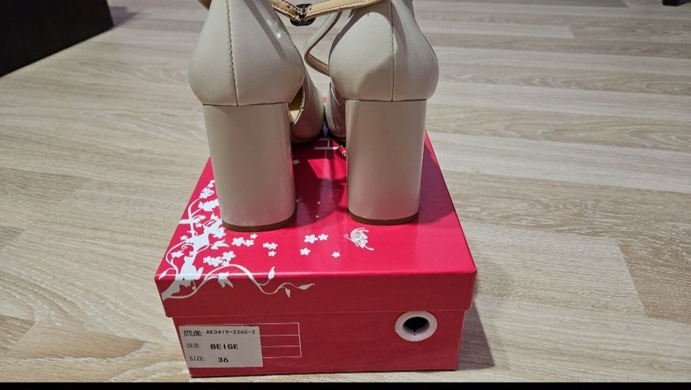 Дамски сандали с дебел ток