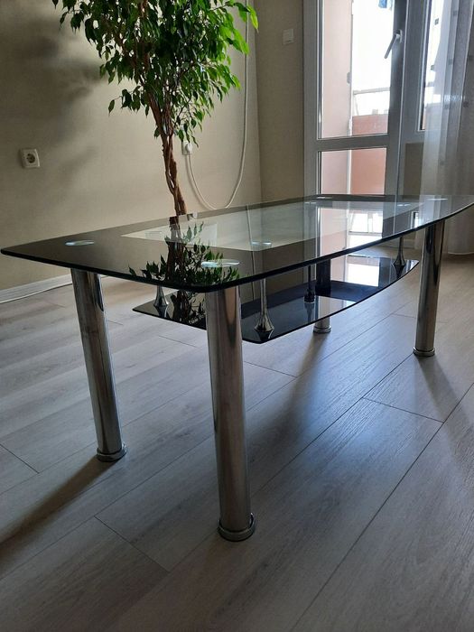 Елегантна холна маса за кафе без забележки