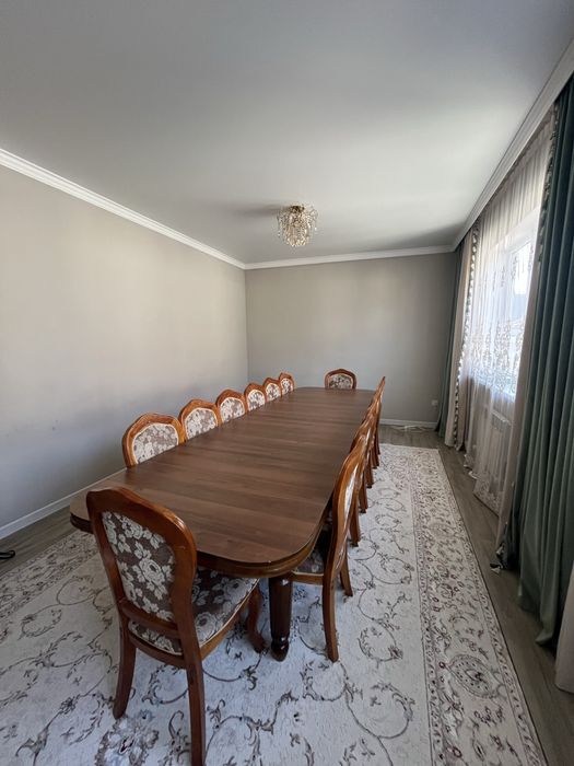 Стол и стулья в хорошем состоянии