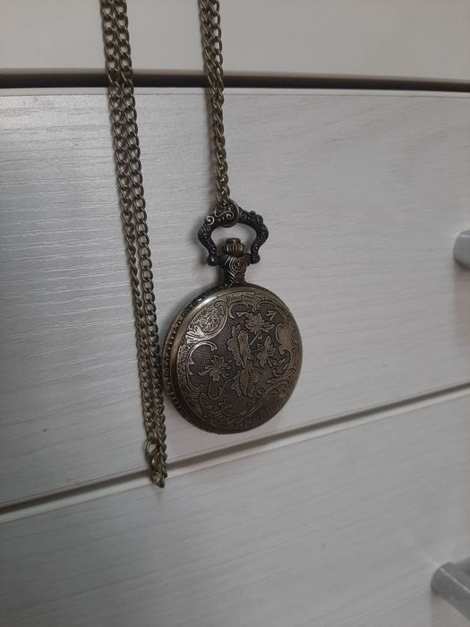 Часы на цепочке новые