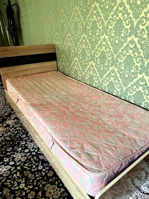 кровать односпальная в хорошем состояние