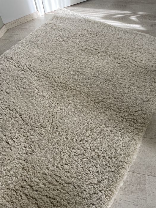 Уютен и много мек бежов килим