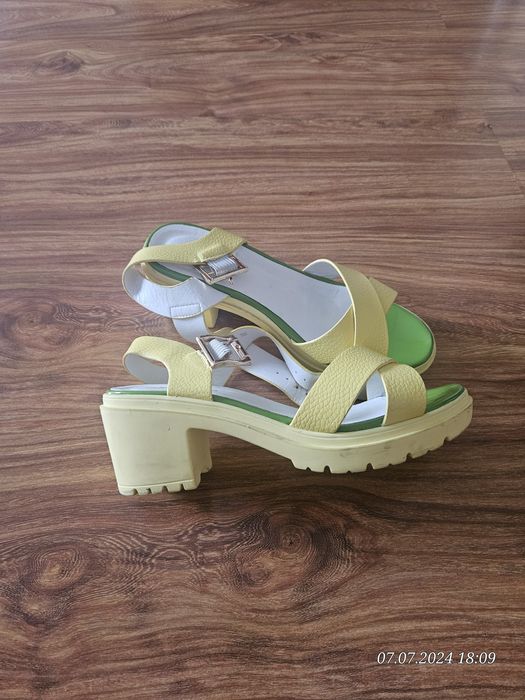 Продам женскую летнюю обувью