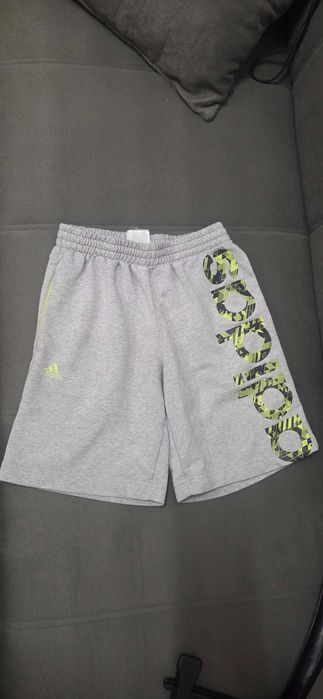 Pantaloni scurti pentru baieti Adidas,marimea 152,11-12 ani,stare foarte buna