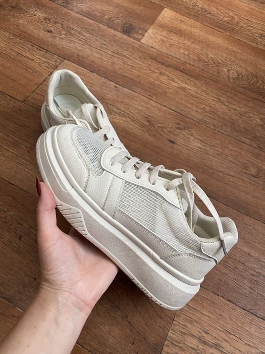 Продам женские кроссовки