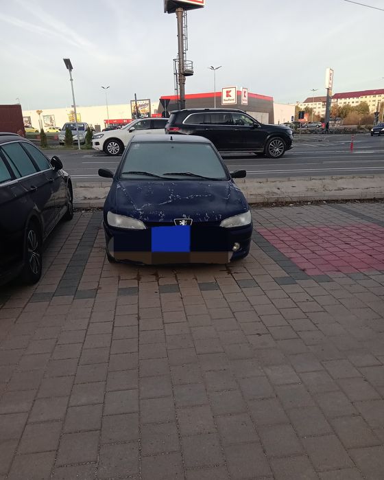 Vand peugeot din 2003 pt piese sau dezmembrari