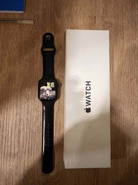 Продам Apple Watch se2