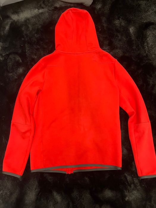 Червен nike tech за добра цена в уникално състояние.