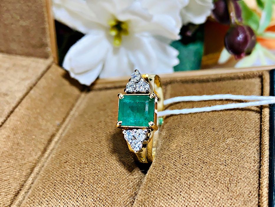 золотое кольцо с бриллиантами и натуральным камнем – Изумруд