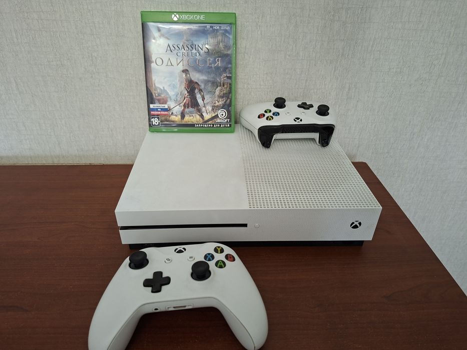 Xbox one s с 2 джойстиками и играми