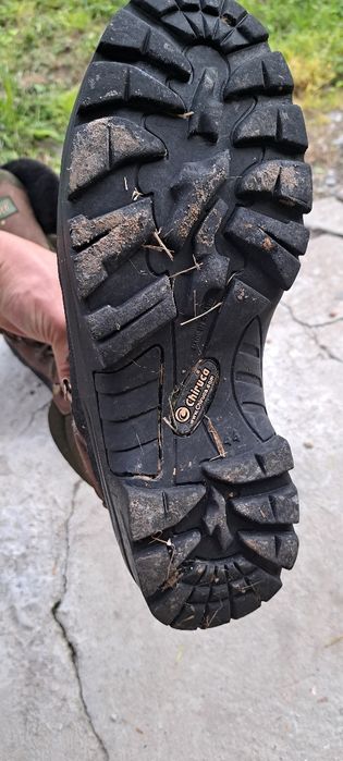 Продавам ловни обувки чирука