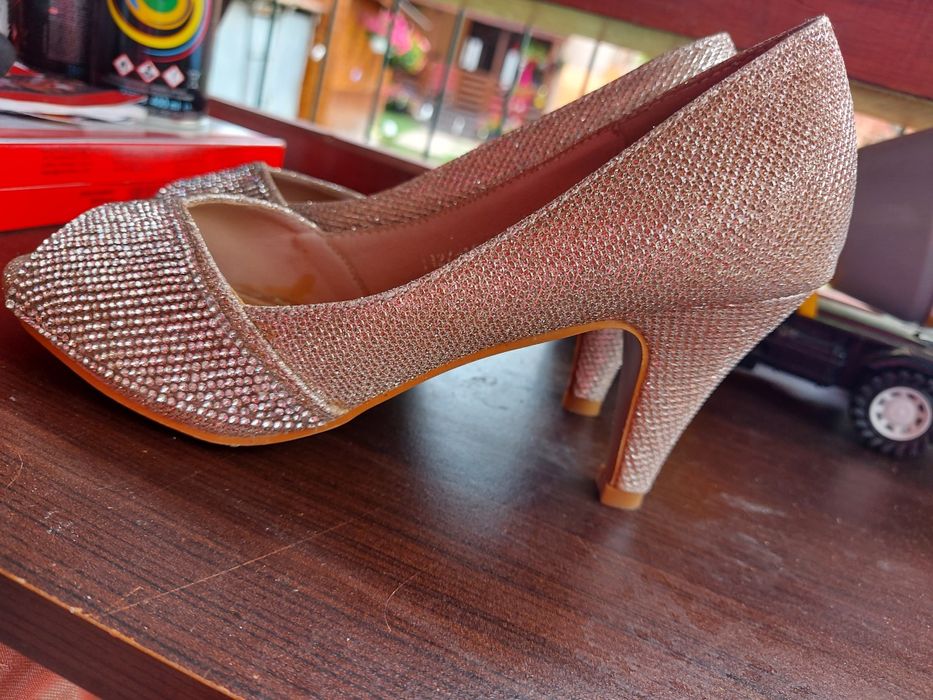 Sandale superbe,aurii,nr 36