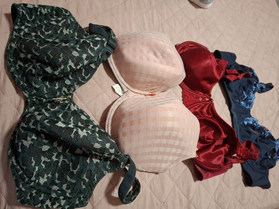Продавам сутиени 105е,105ф