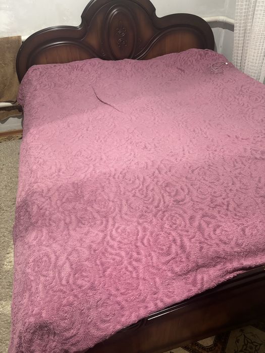 Продам кровать,тумбочки