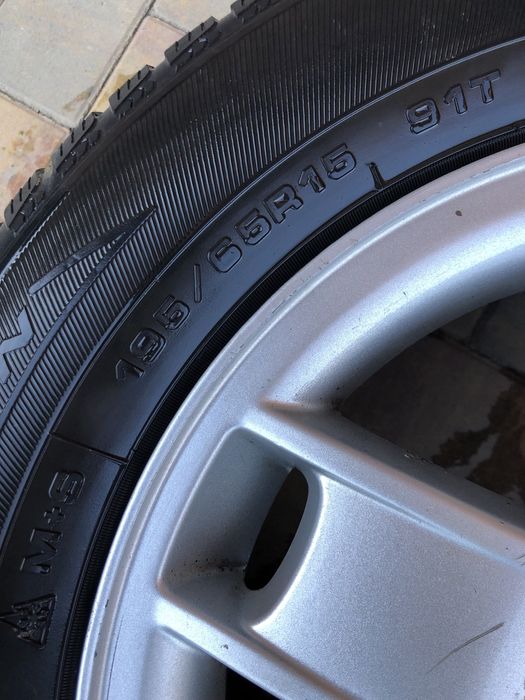 Vând cauciucuri de iarnă vw golf4 195/65/15