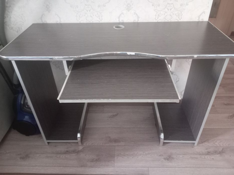 Продам стол компьютерный. Б. У