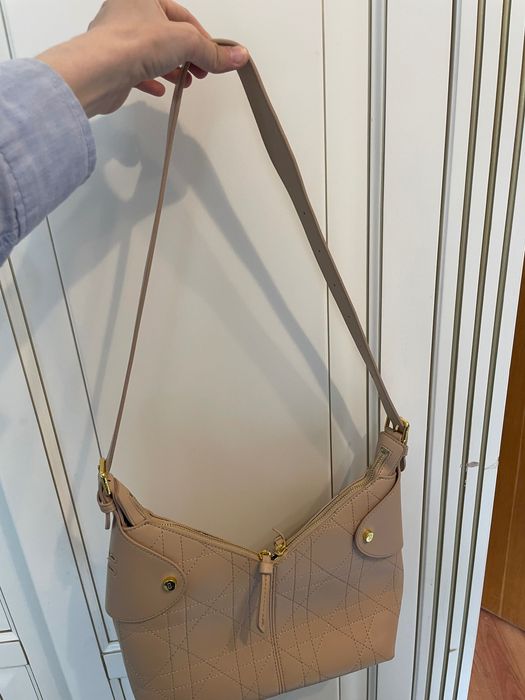 Стильная бежевая сумка