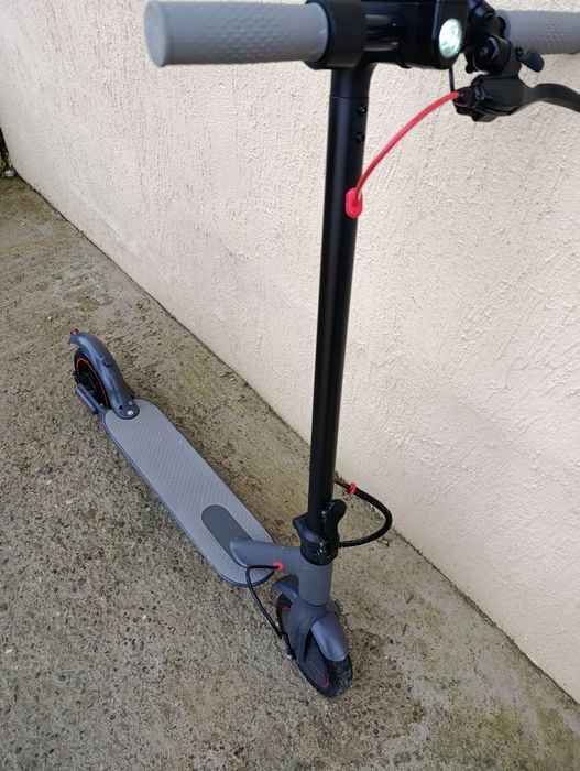 Vând trotinetă electrică copii cu vârsta de la patru ani.