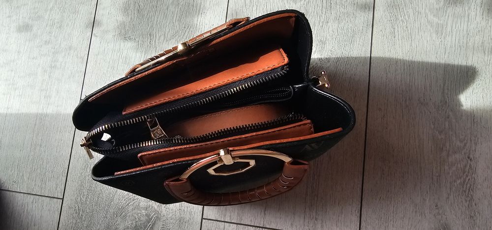 Geanta de mana, cu eticheta