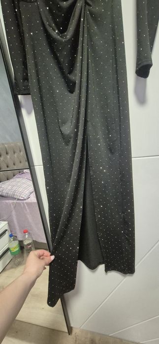 Rochie lungă neagră cu straturi, crăpata pe picior